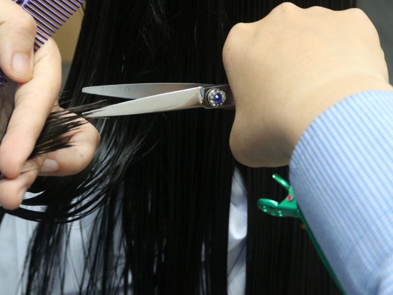 Chỉ dùng kéo để cắt tóc