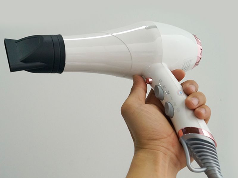 Chọn máy sấy tóc salon công suất lớn như nào?